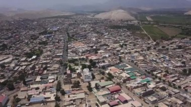 Yanı başında nehirler, tepeler, çöller ve kum tepeleri olan ve Casma Meydanı, Lima, Peru 'da açık gökyüzü olan bir şehrin insansız hava aracının uydu görüntüsü.