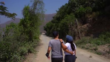 Sierra 'da dağlar ve ağaçlar arasında bir çift yürüyor.