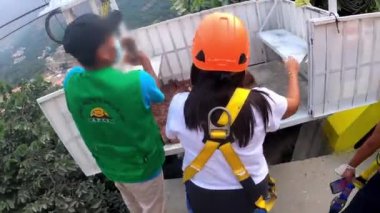 POV, San Mateo de Otao dağlarında bir turist teleferiğine biniyor.