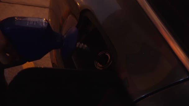 旅行の前の朝ガソリンスタンドで燃料銃を車の中に置いて — ストック動画