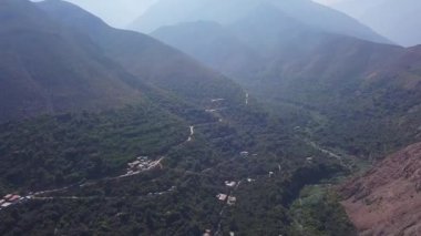 Gündüz saatlerinde Cumbe, San Mateo de Otao dağlarındaki dağların ve yeşil ağaçların insansız hava aracı görüntülerini tarıyor.