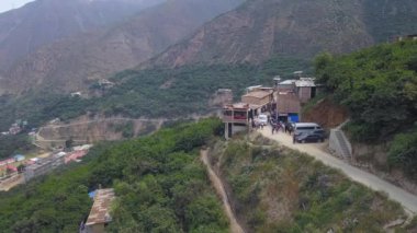 Gündüz vakti San Mateo de Otao dağlarında yeşil ağaçlı bir köyün hava aracı görüntüsü.