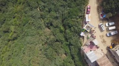 San Mateo de Otao dağlarında yeşil ağaçlar olan dağların arasında bir köyde, bir teleferik gezisinin hava aracı görüntüsü bir kuşun gözünden 4K 'ya bakıyor.
