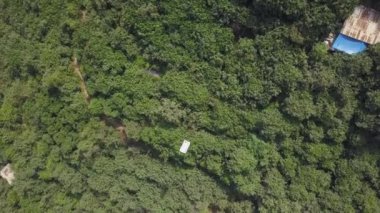 San Mateo de Otao dağlarındaki yeşil ağaçlı dağların arasından geçen beyaz bir teleferiğin insansız hava aracı görüntüsü 4K 'ya bakıyor.