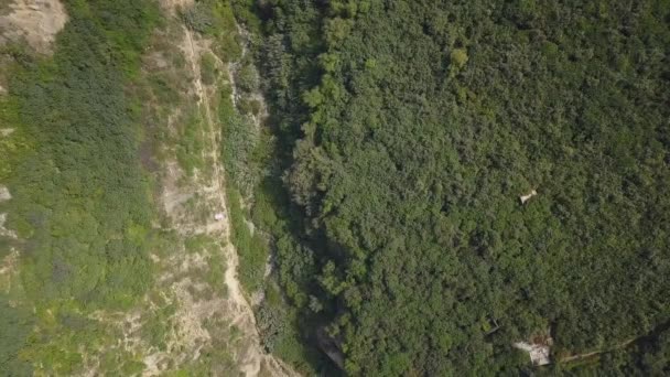 Vista Aérea Teleférico Blanco Sobre Mucha Vegetación Río Entre Montañas — Vídeos de Stock