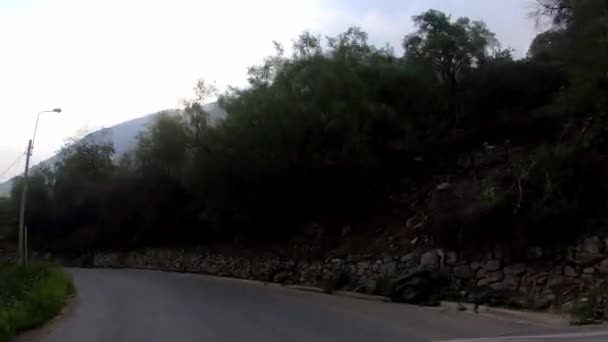 Pov Evler Dağlık Arazideki Çalılar Arasında Dar Asfalt Bir Yol — Stok video
