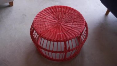 Plastik kablolardan yapılmış küçük kırmızı bir masa.