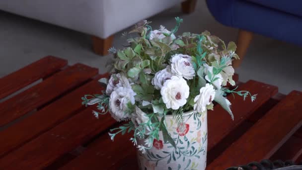 Zbliżenie Niektórych Pięknych Białych Kwiatów Wazonie Stole Wiejskim Domu — Wideo stockowe
