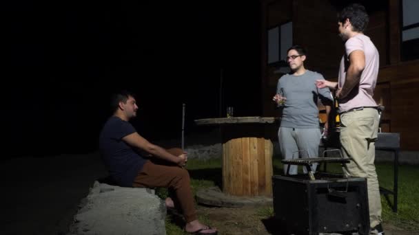 Barátok Füveznek Beszélgetnek Iszogatnak Egy Vidéki Házban Grillsütők Porcelándobozok Mellett — Stock videók