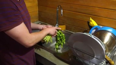 Mutfakta 4K 'da yemek pişiren bir adam.