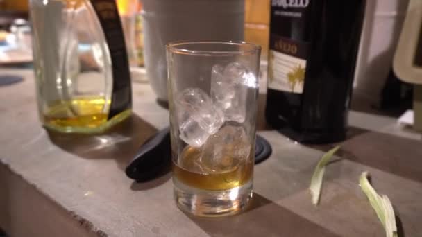 Nahaufnahme Einer Glasschale Mit Whiskey Und Eis Der Küche — Stockvideo