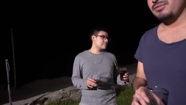 Przyjaciele Rozmawiający Pijący Świeżym Powietrzu Wiejskim Domu Trawie Nocy Górach — Wideo stockowe