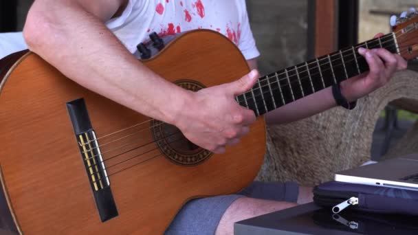 Zbliżenie Białego Człowieka Daje Wirtualne Lekcje Muzyki Laptopem Gitarą Tarasie — Wideo stockowe
