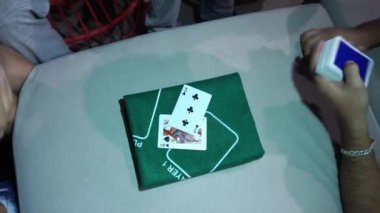 4K ile kart oynayan birkaç arkadaşın üst görünümü