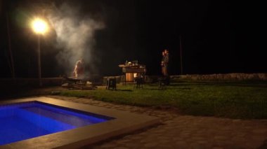 Arkadaşlarla bir ızgarada ateş yakmak sohbet etmek ve gece 4K 'da açık havuzu olan bir kır evinde içki içmek.