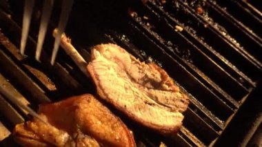 Çin Lokantası 'nda hazırlanmış domuz eti ve çatal ve bıçakla gecenin 4' ünde ızgaranın üzerinde.