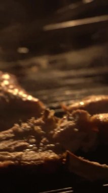 Çin kutusunda hazırlanmış domuz etini keserken çekilen dikey video gece çatal ve bıçakla hazırlanmış ve 4K 'da duman yayıyor.