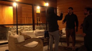 Arkadaşları kırsal bir evde marihuana tüttürüyor.