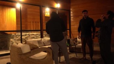 Marihuana içen arkadaşlar ve gece yarısı açık bir kır evinde sigara içmeyi reddeden başka bir arkadaş.