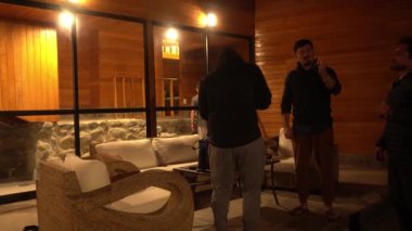 Arkadaşlar terasta parti yapıyor ve bir diğeri de gece 4K 'de açık bir kır evinde uyuyor.