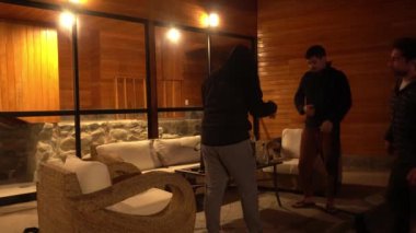 Parti arkadaşları terasta dans ediyor kırsal bir evde gece 4K 'da.