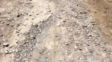 Açık mavi gökyüzü ve güneşli bir günde 4K ile yüksek dağlarda koşan bir adamın pov 'u