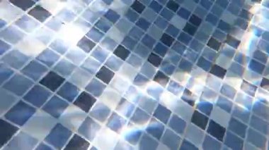 Güneşli bir günde, dağların arasında arkadaşlarıyla bir kır evinde havuzda oynayan bir adam. Mavi gökyüzü 4K açık.