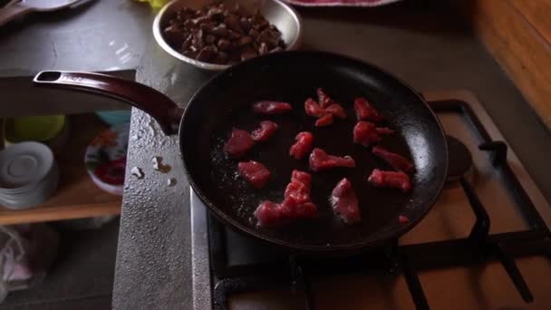 Powolne Zbliżenie Gotowanie Małych Kawałków Czerwonego Mięsa Oleju Spryskiwania Patelni — Wideo stockowe