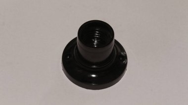 Beyaz arka planda bir şişe siyah şarap.