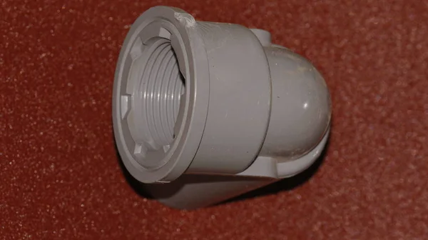 Beyaz plastik bir boruya yakın çekim.