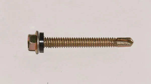 Çatı cıvataları beyaz arkaplanda izole edildi