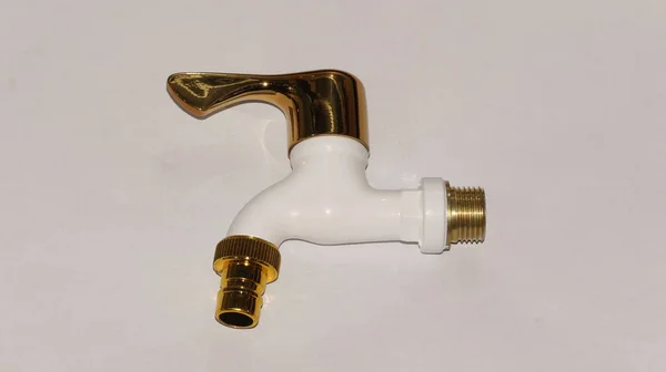 Su musluğu beyaz arka planda izole edilmiş. Genellikle banyo, bahçe ve lavaboda kullanılır.