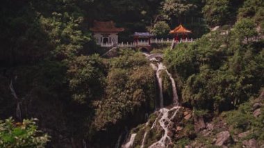 Taroko Boğazı Ulusal Parkı, Tayvan 'daki Dağ-Ay Köprüsü' nün Güzel Sonbaharı