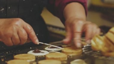 Kırmızı fasulye aromalı Tekerlekli Kek, aynı zamanda muhallebi krepi olarak da bilinir. Kırmızı Fasulye Tekerlekli Keki Tayvan 'da popüler bir atıştırmalıktır. 