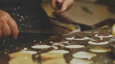 Kırmızı fasulye aromalı Tekerlekli Kek, aynı zamanda muhallebi krepi olarak da bilinir. Kırmızı Fasulye Tekerlekli Keki Tayvan 'da popüler bir atıştırmalıktır. 
