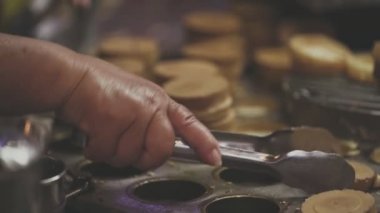 Kırmızı fasulye aromalı Tekerlekli Kek, aynı zamanda muhallebi krepi olarak da bilinir. Kırmızı Fasulye Tekerlekli Keki Tayvan 'da popüler bir atıştırmalıktır. 