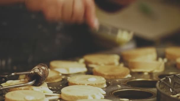 커스터드 팬케이크라고 도불리는 뱀장어 케이크의 대만에서 인기있는 간식으로는 뱀장어 케이크가 — 비디오