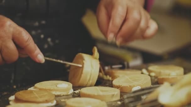 커스터드 팬케이크라고 도불리는 뱀장어 케이크의 대만에서 인기있는 간식으로는 뱀장어 케이크가 — 비디오
