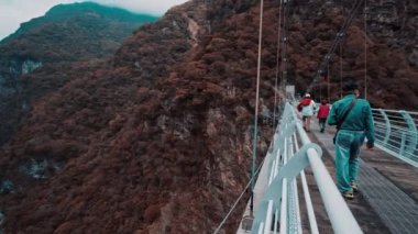 Taroko Gorge Ulusal Parkı 'ndaki köprüde yürüyen turistler