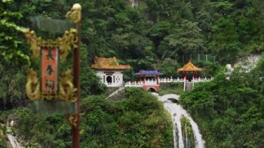 Taroko Boğazı Ulusal Parkı, Tayvan 'daki Dağ-Ay Köprüsü' nün Güzel Sonbaharı