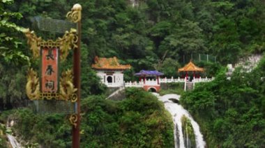 Taroko Boğazı Ulusal Parkı, Tayvan 'daki Dağ-Ay Köprüsü' nün Güzel Sonbaharı