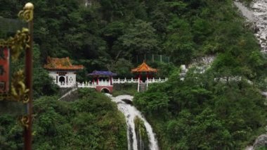 Taroko Boğazı Ulusal Parkı, Tayvan 'daki Dağ-Ay Köprüsü' nün Güzel Sonbaharı