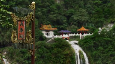 Taroko Boğazı Ulusal Parkı, Tayvan 'daki Dağ-Ay Köprüsü' nün Güzel Sonbaharı