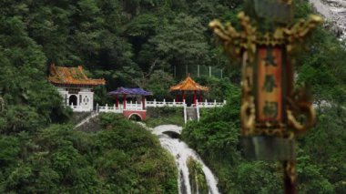Taroko Boğazı Ulusal Parkı, Tayvan 'daki Dağ-Ay Köprüsü' nün Güzel Sonbaharı