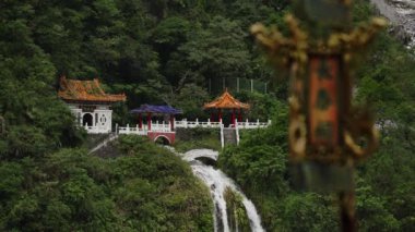 Taroko Boğazı Ulusal Parkı, Tayvan 'daki Dağ-Ay Köprüsü' nün Güzel Sonbaharı