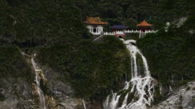 Taroko Boğazı Ulusal Parkı, Tayvan 'daki Dağ-Ay Köprüsü' nün Güzel Sonbaharı