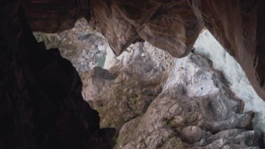 Şelale mermerinin güzel sonbahar manzarası Taroko Hulien, Tayvan 'da rüya gibi bir manzara gibi akıyor.