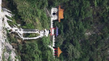 Taroko Boğazı Ulusal Parkı, Tayvan 'daki Dağ-Ay Köprüsü' nün Güzel Sonbaharı