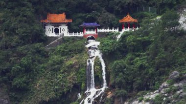 Taroko Boğazı Ulusal Parkı, Tayvan 'daki Dağ-Ay Köprüsü' nün Güzel Sonbaharı