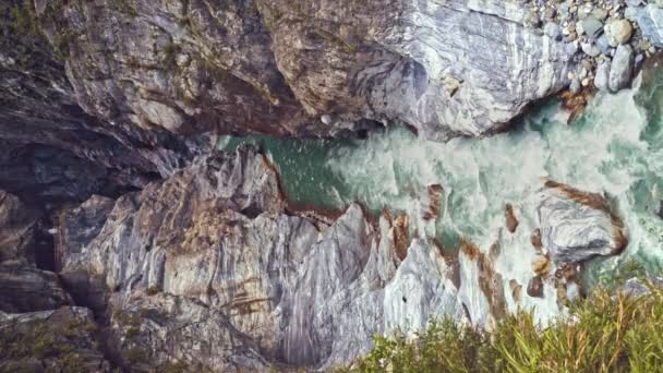Piękny Jesienny Krajobraz Wąwozu Marmuru Wodospadu Płynącego Jak Marzycielski Krajobraz — Wideo stockowe